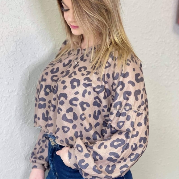NWT Taupe Leopard Vneck Oversized Cropped Top - Picture 6 of 7